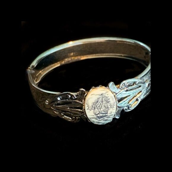 Whiting and Davis silvertone scrimshaw bracelet - Picture 3 of 13